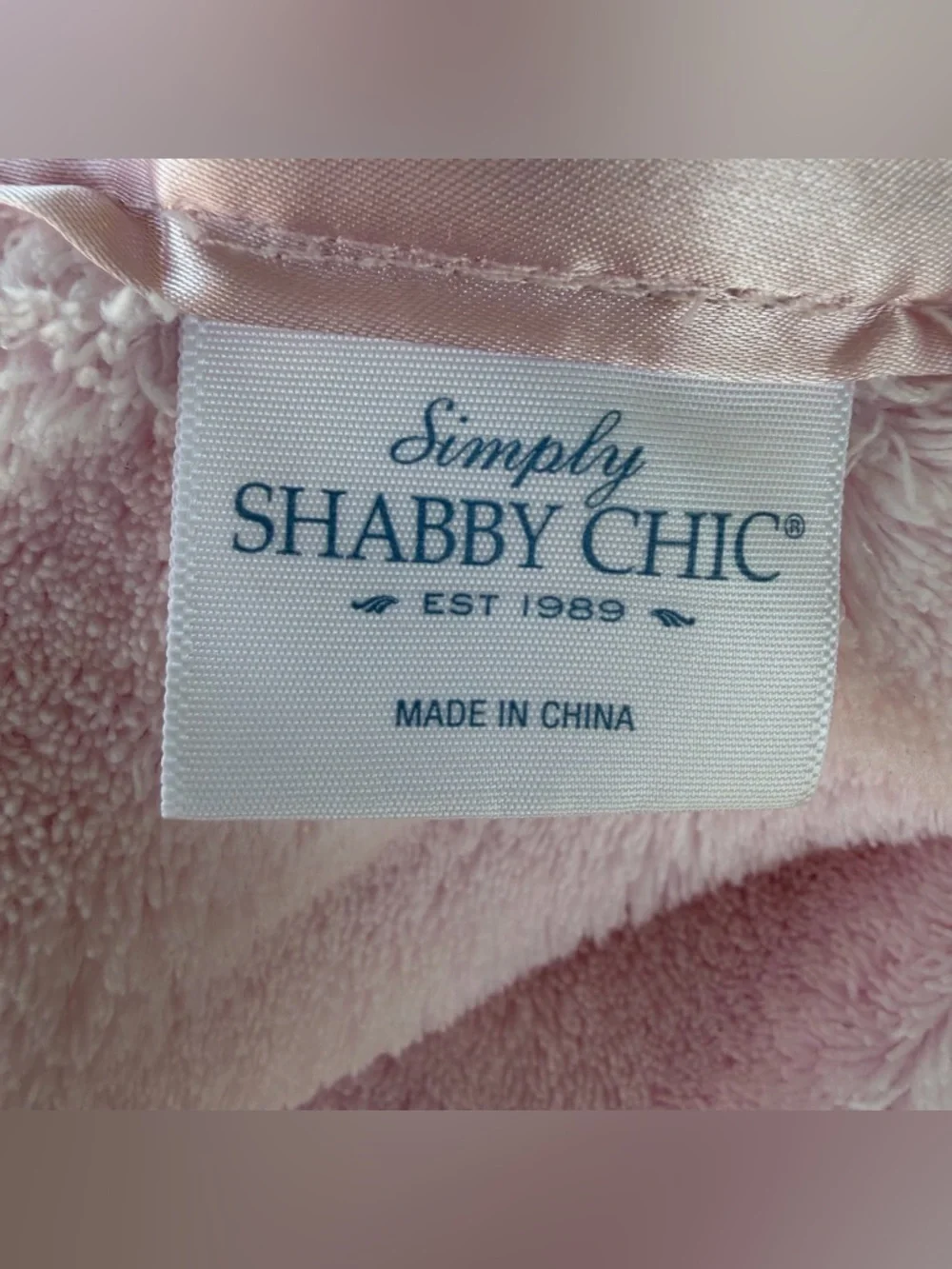 Simply Shabby Chic Pink 2-Ply Satin Trim Plush Blanket Rachel Ashwell Qn READ!